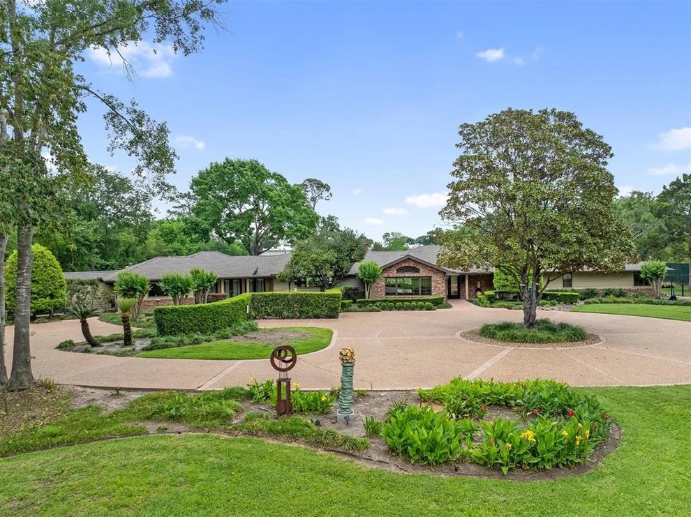 Unit for sale at 12 E Rivercrest Drive, Houston, TX 77042