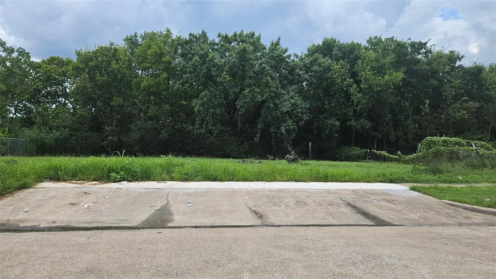 Unit for sale at 200 Avenue L, Baytown, TX 77520