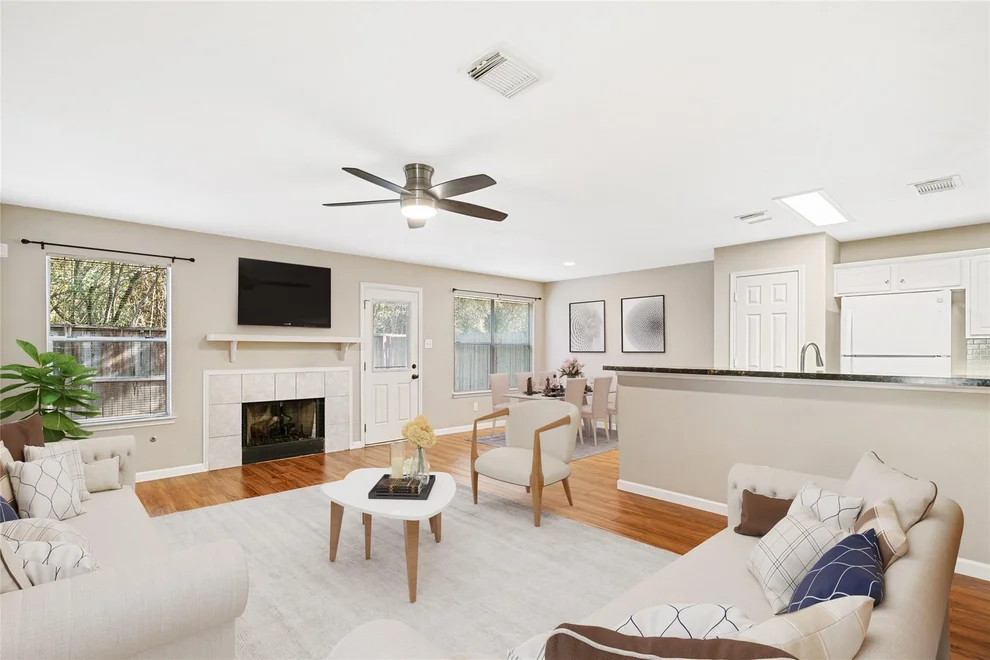 Unit for sale at 6 Verbena Bend Place, The Woodlands, TX 77382