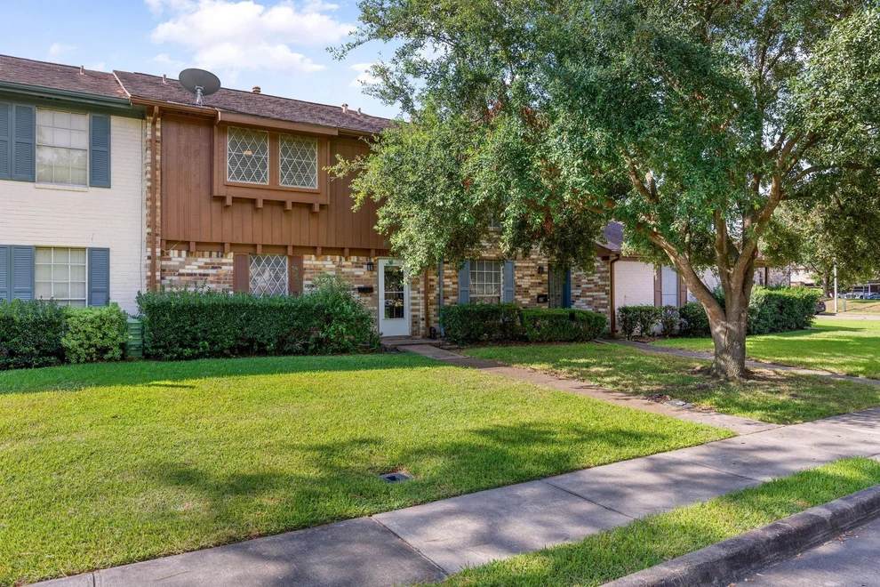 Unit for sale at 907 Garden Walk Drive, La Porte, TX 77571