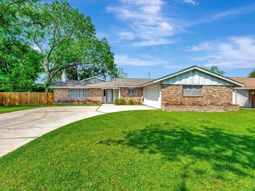 Unit for sale at 208 Burnett Drive, Baytown, TX 77520