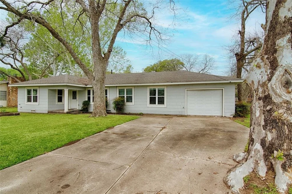 Unit for sale at 125 Burford Drive, Columbus, TX 78934