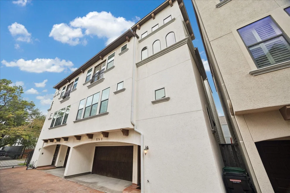 Unit for sale at 934 W 22nd Street, Houston, TX 77008