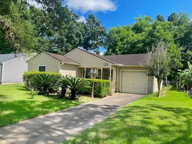 Unit for sale at 632 Kyle Street, Angleton, TX 77515