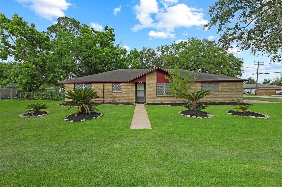 Unit for sale at 3004 Michael Street, Bacliff, TX 77518