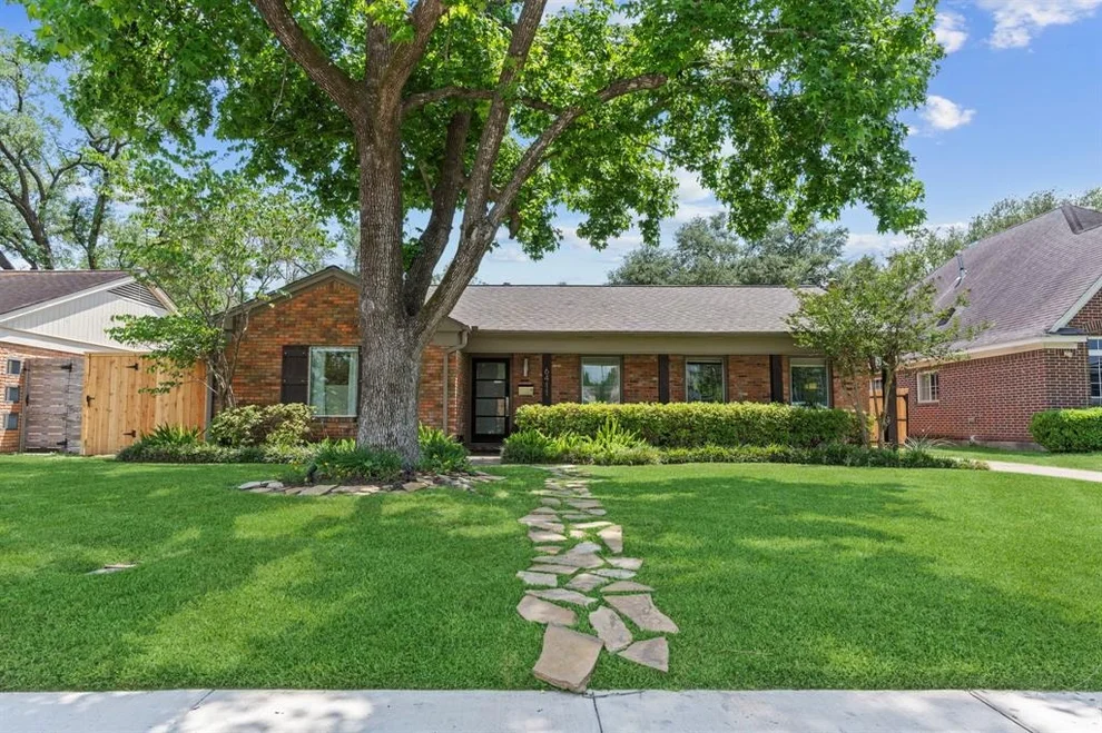 Unit for sale at 6411 Grovewood Lane, Houston, TX 77008