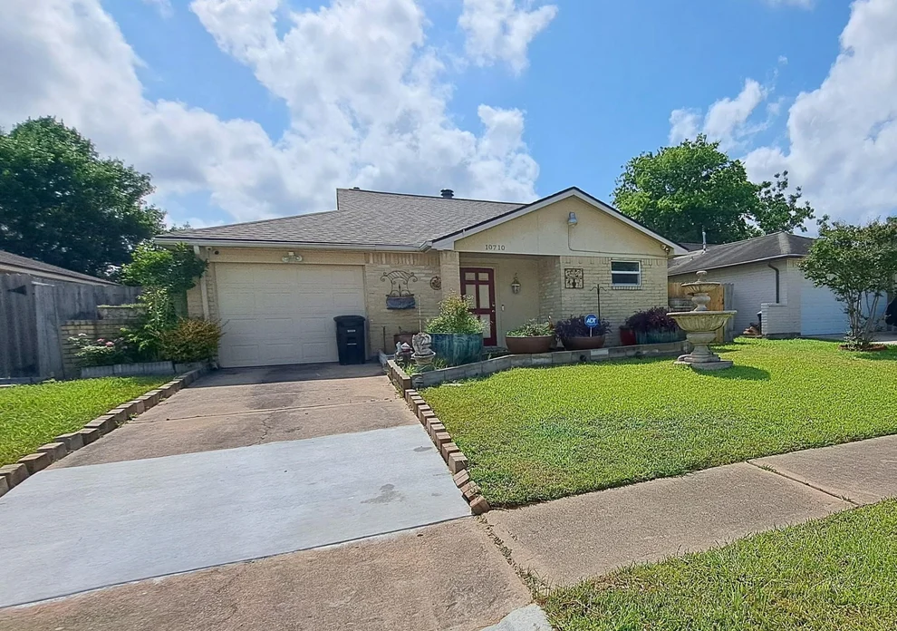 Unit for sale at 10710 Parkland Woods Dr Drive, Sugar Land, TX 77498