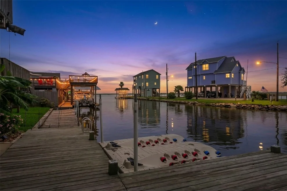 Unit for sale at 113 Bayou Vista Drive, Hitchcock, TX 77563