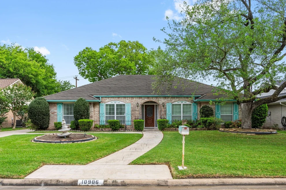 Unit for sale at 10906 Chevy Chase Drive, Houston, TX 77042