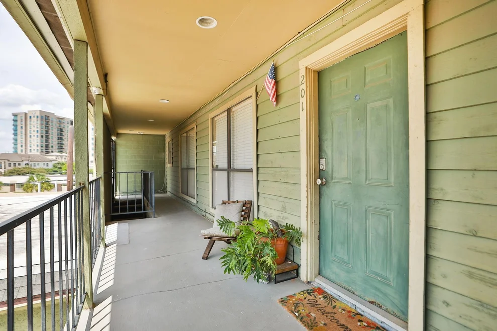 Unit for sale at 101 Stratford Street, Houston, TX 77006