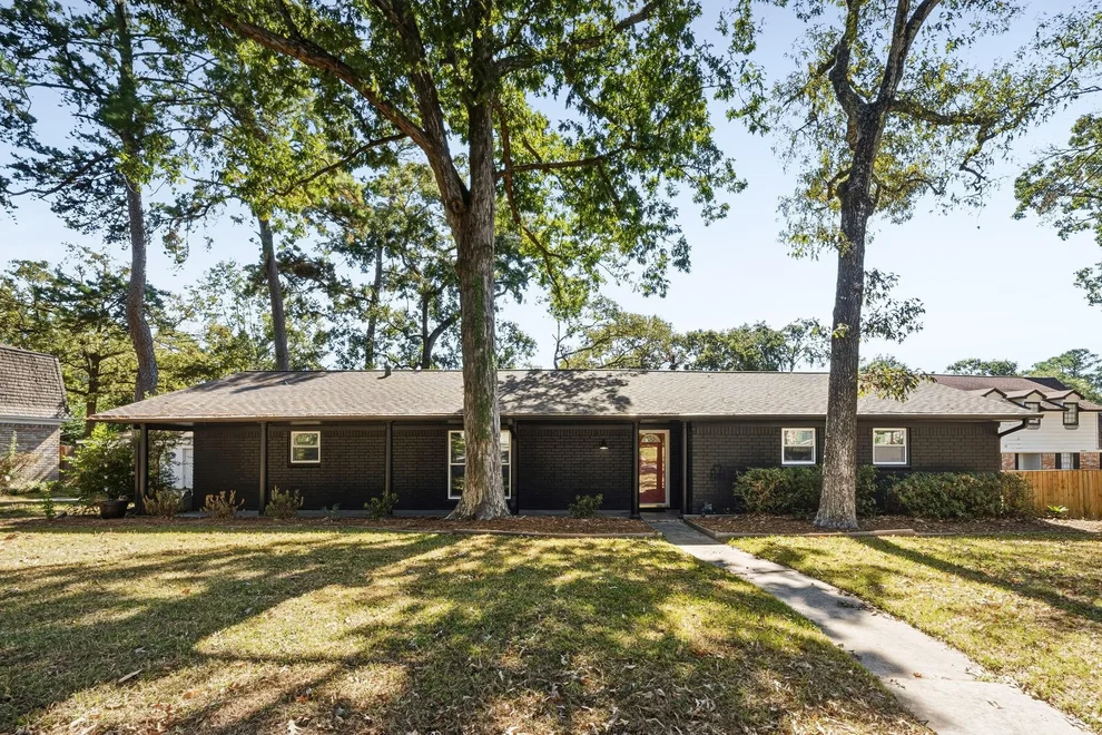 Unit for sale at 405 Shadywood Circle, Conroe, TX 77304