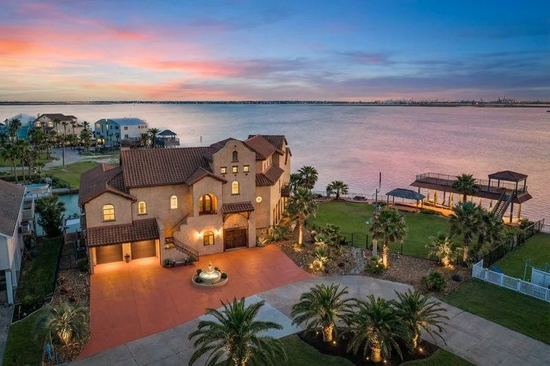 Unit for sale at 506 Sunset Circle, Tiki Island, TX 77554