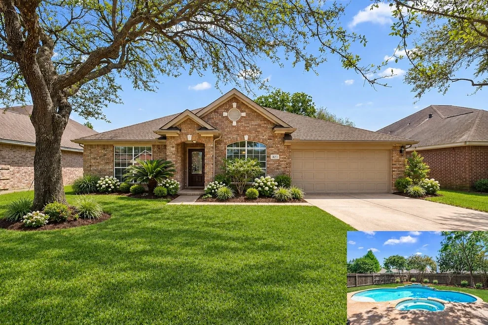 Unit for sale at 827 N Wellsford Drive, Pearland, TX 77584