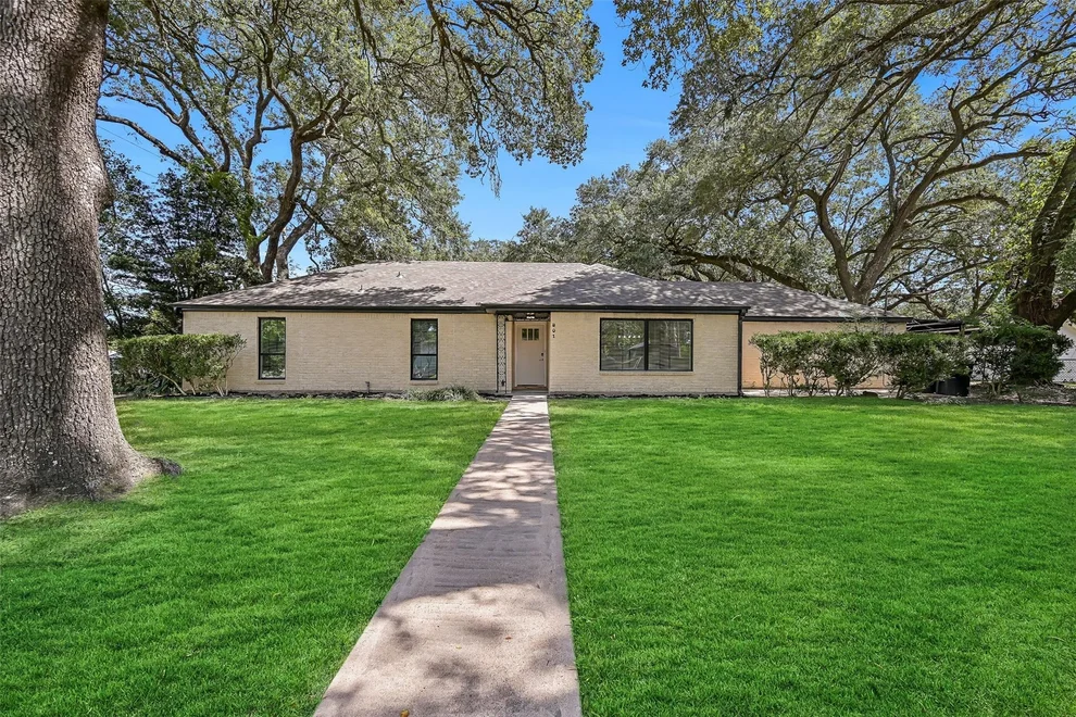 Unit for sale at 801 S Jackson Street, Alvin, TX 77511