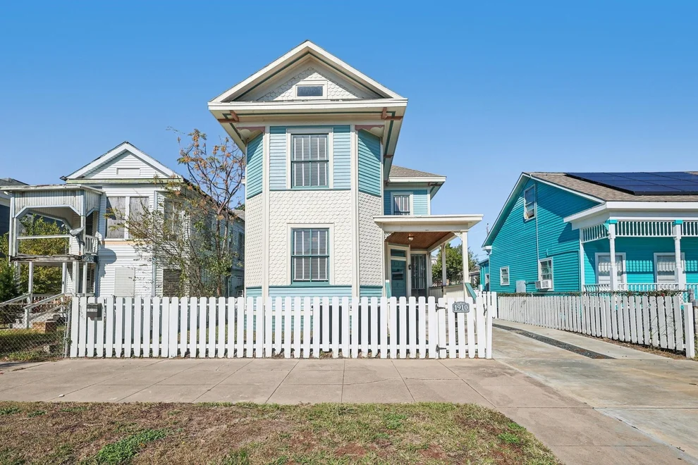 Unit for sale at 1910 Avenue M 1/2, Galveston, TX 77550
