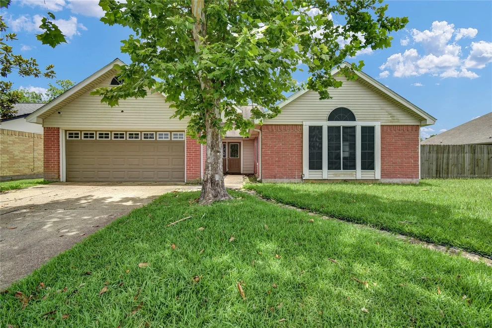 Unit for sale at 3 Chuckwagon Court, Angleton, TX 77515