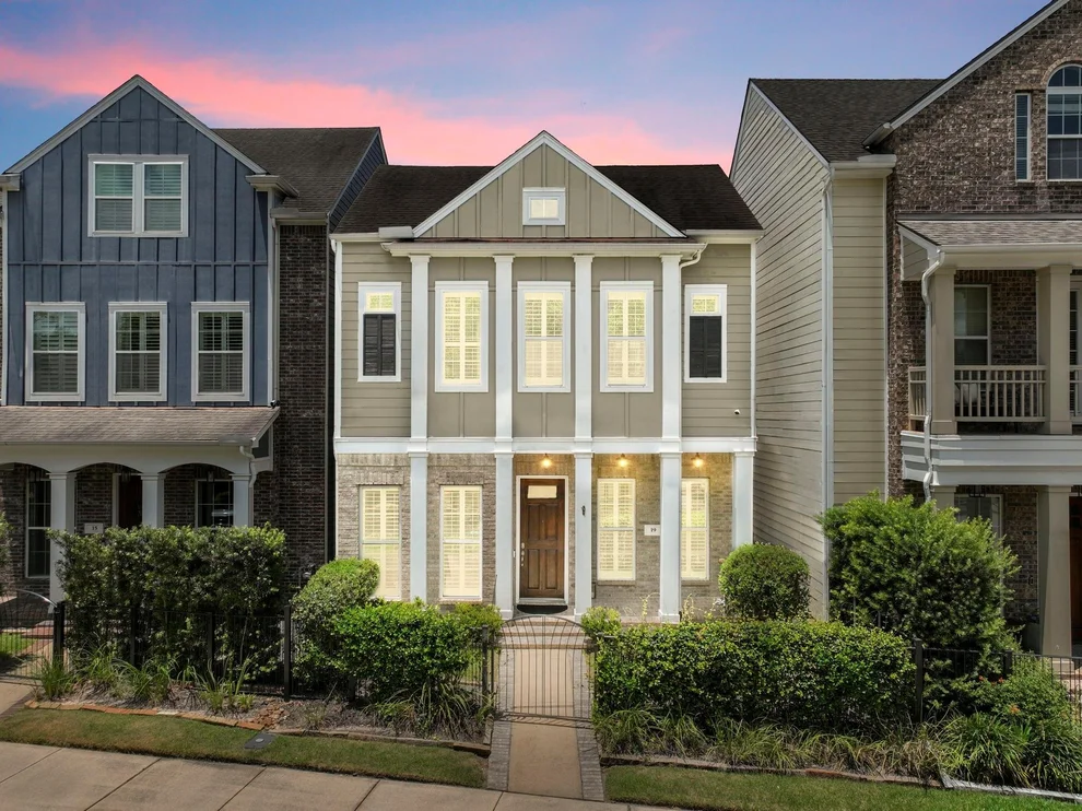 Unit for sale at 19 E Breezy Way, The Woodlands, TX 77380