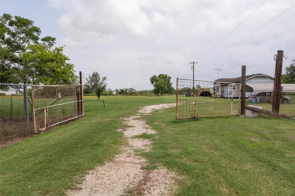 Unit for sale at 26544 S Us-59 S, El Campo, TX 77437