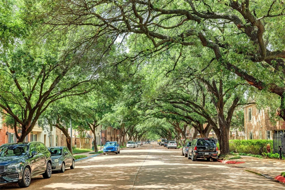 Unit for sale at 444 N Post Oak Lane, Houston, TX 77024