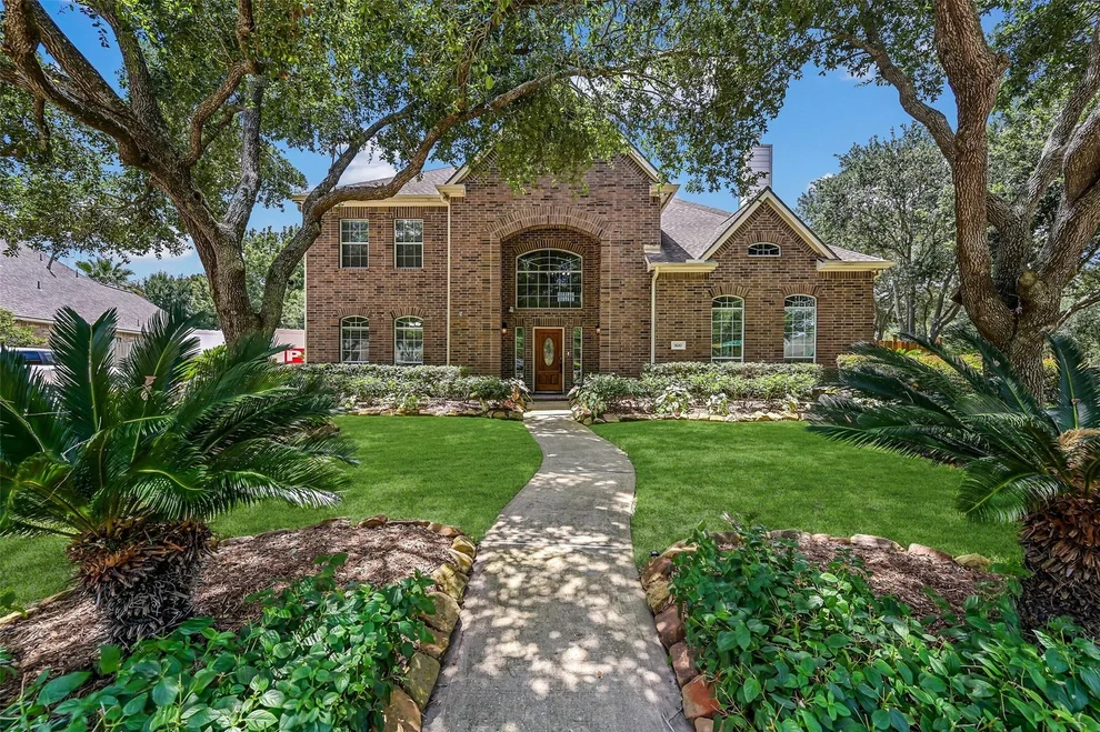 Unit for sale at 800 W Lake Circle, Friendswood, TX 77546