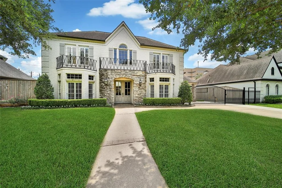 Unit for sale at 3 Pecan Trail Lane, Spring Valley Village, TX 77055