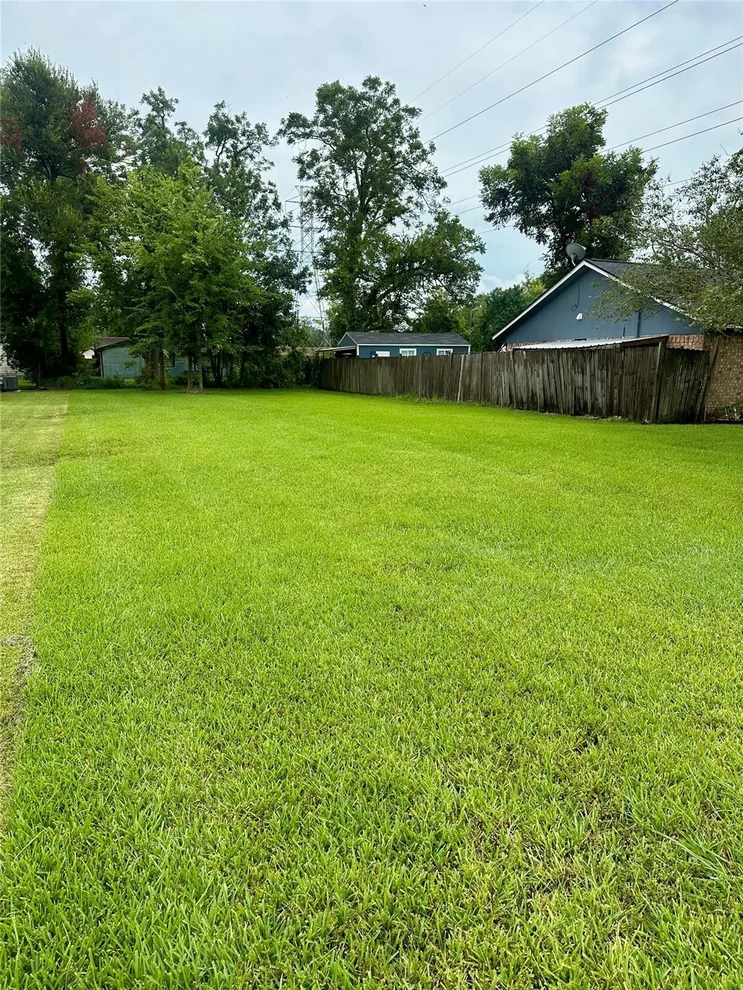 Unit for sale at 527 Brazoswood Drive, Clute, TX 77531