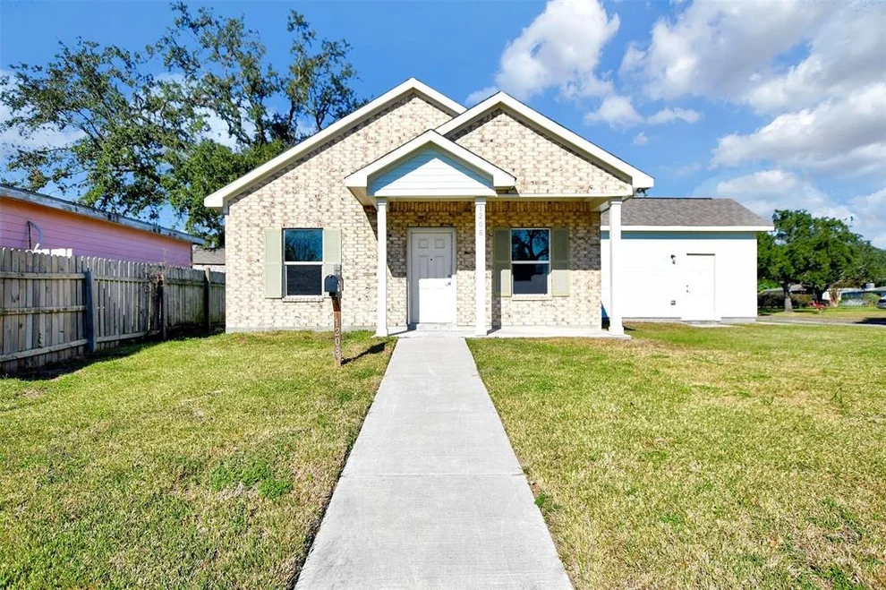Unit for sale at 1208 9th Avenue N, Texas City, TX 77590