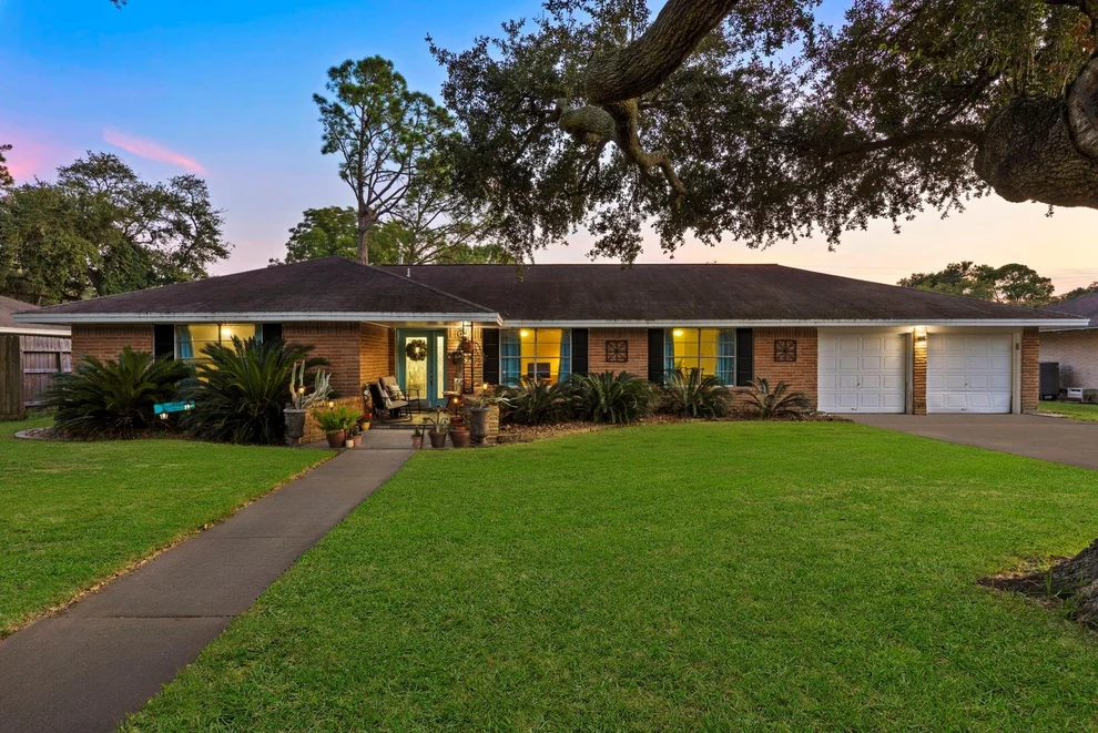 Unit for sale at 8611 Twelve Oaks Drive, Texas City, TX 77591