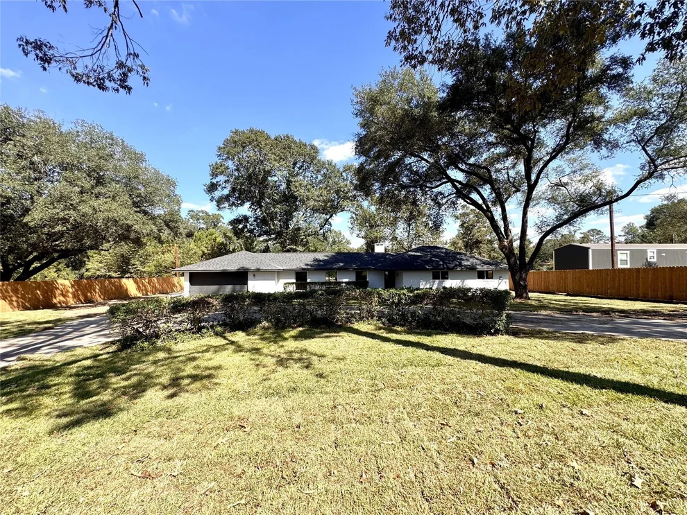 Unit for sale at 11332 Highcrest Drive, Conroe, TX 77303