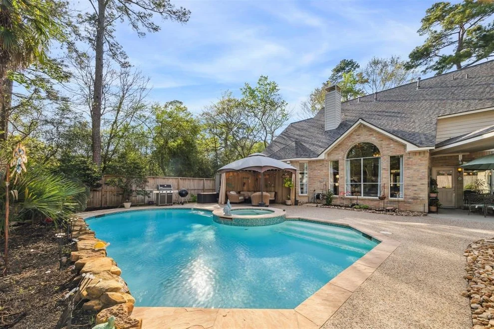 Unit for sale at 2 Slatestone Circle, The Woodlands, TX 77382