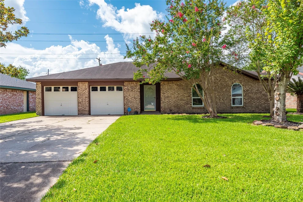 Unit for sale at 2201 Kingsway Drive, League City, TX 77573