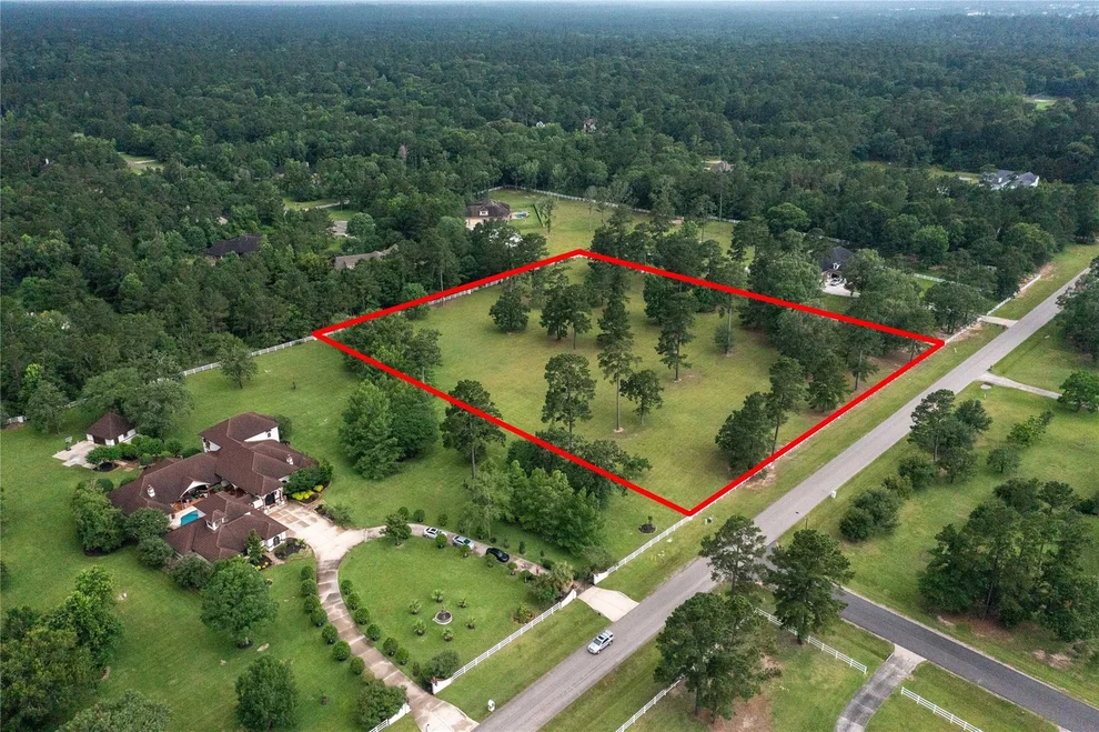Unit for sale at 15477 Crown Oaks Drive, Montgomery, TX 77316