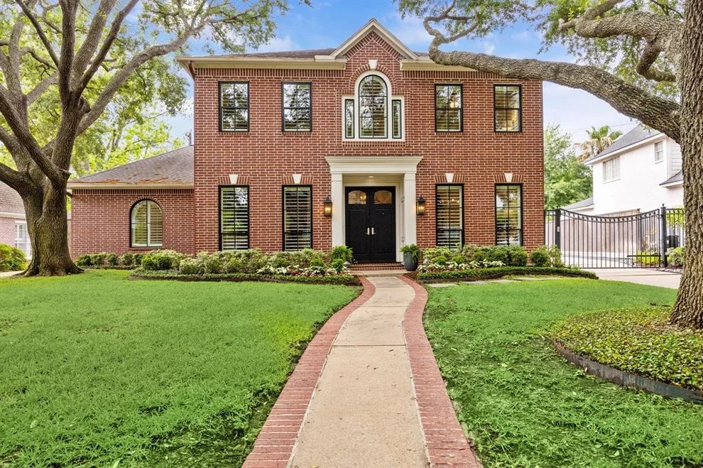 Unit for sale at 4 Village Oaks Lane, Spring Valley Village, TX 77055