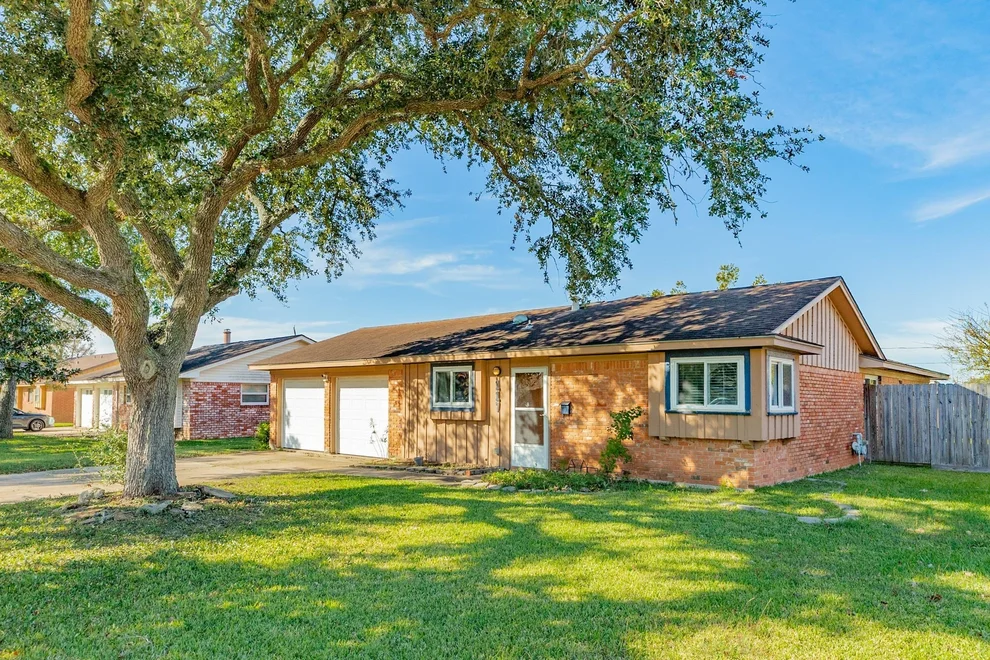 Unit for sale at 117 Talisman Street, Lake Jackson, TX 77566
