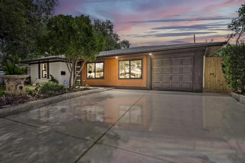 Unit for sale at 5425 Viking Drive, Houston, TX 77092