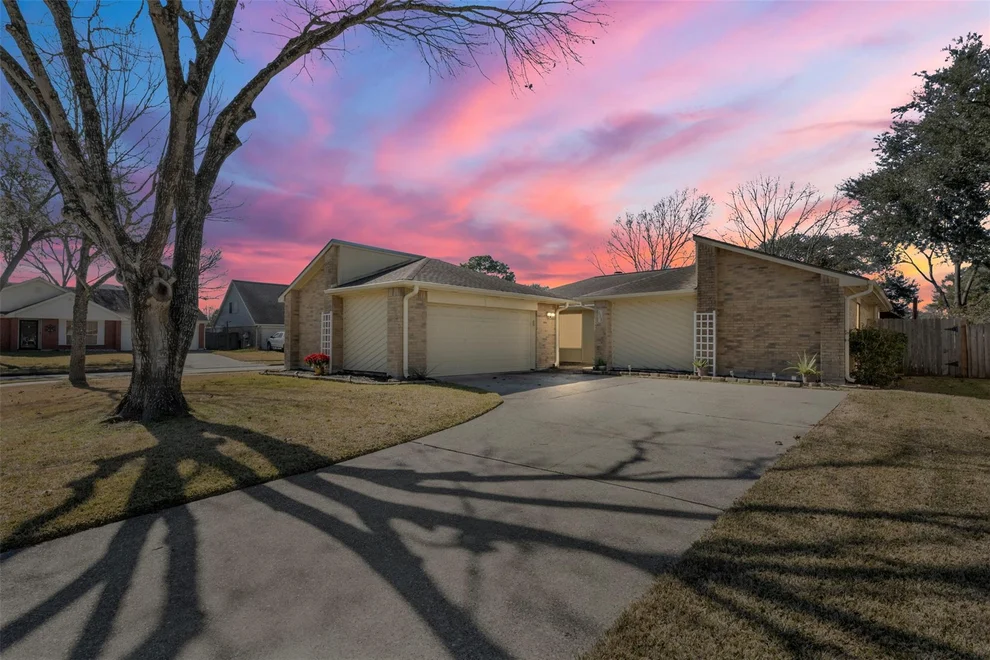 Unit for sale at 423 Meadowpoint Drive, League City, TX 77573