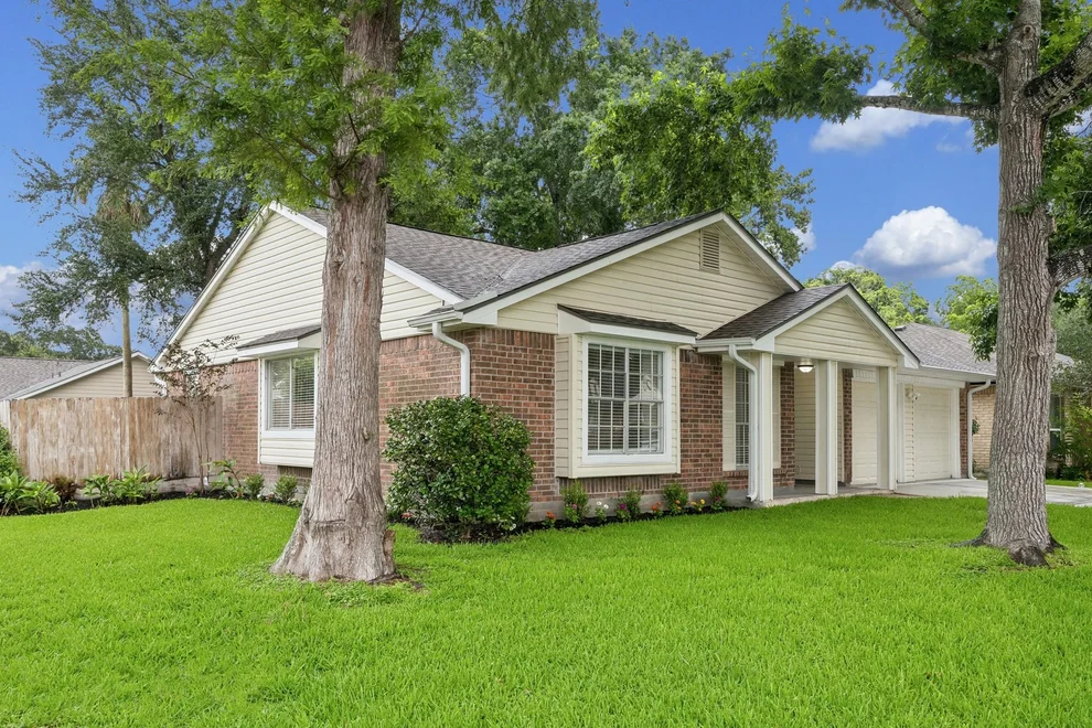 Unit for sale at 402 Forest Hills Drive, League City, TX 77573