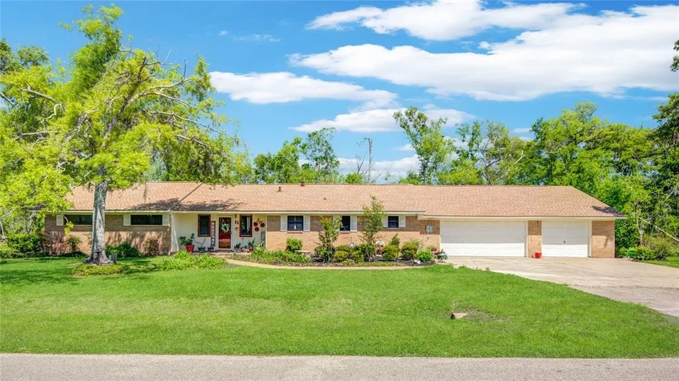 Unit for sale at 95 Robinhood Lane, Jones Creek, TX 77541