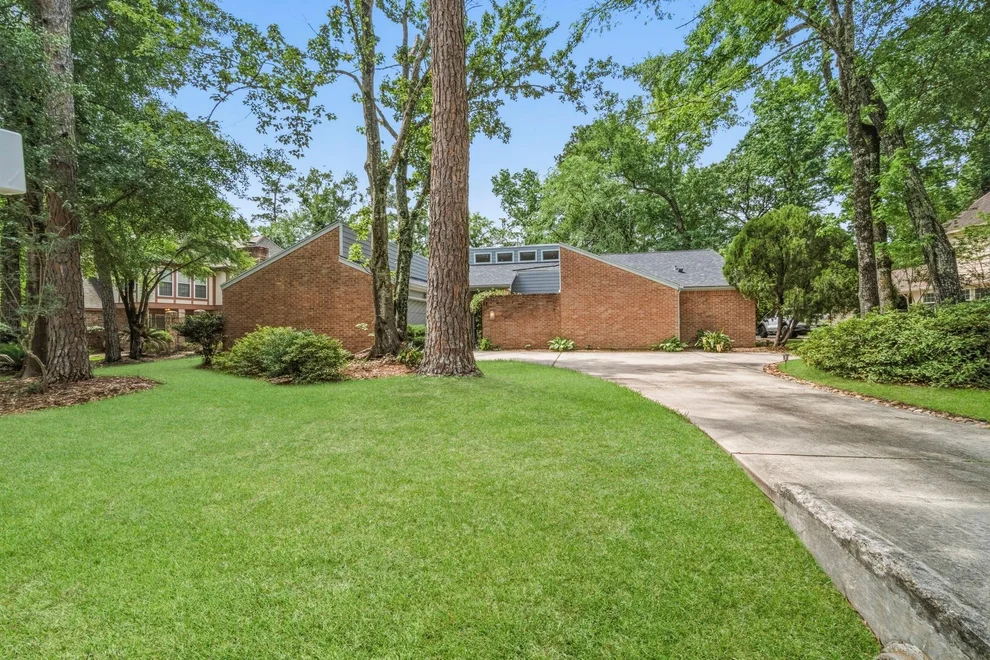 Unit for sale at 17 Greenridge Forest Drive, The Woodlands, TX 77381
