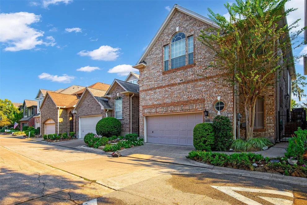 Unit for sale at 12852 Kingsbridge Lane, Houston, TX 77077