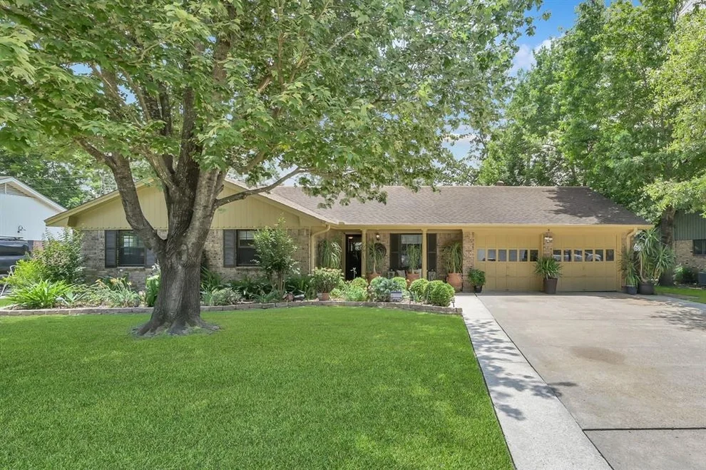 Unit for sale at 109 Maple Street, Conroe, TX 77301