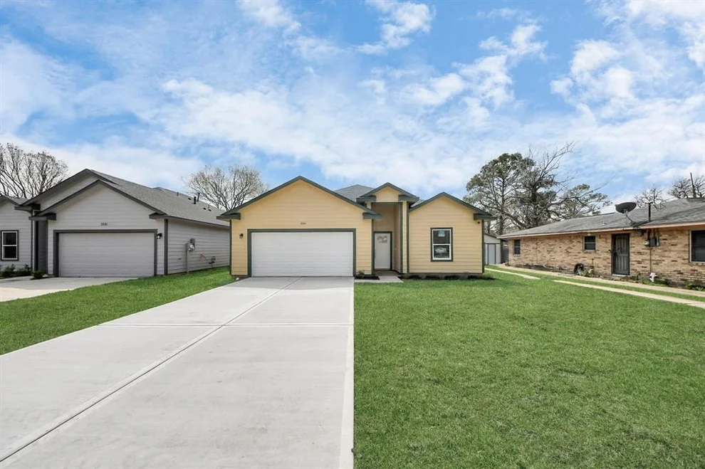 Unit for sale at 2601 3rd Avenue N, Texas City, TX 77590