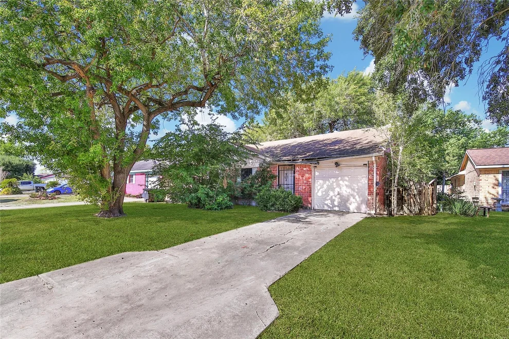 Unit for sale at 3210 Wuthering Heights Drive, Houston, TX 77045