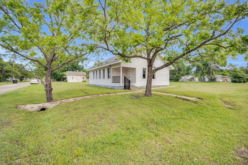 Unit for sale at 601 S S 7th Avenue, Teague, TX 75860