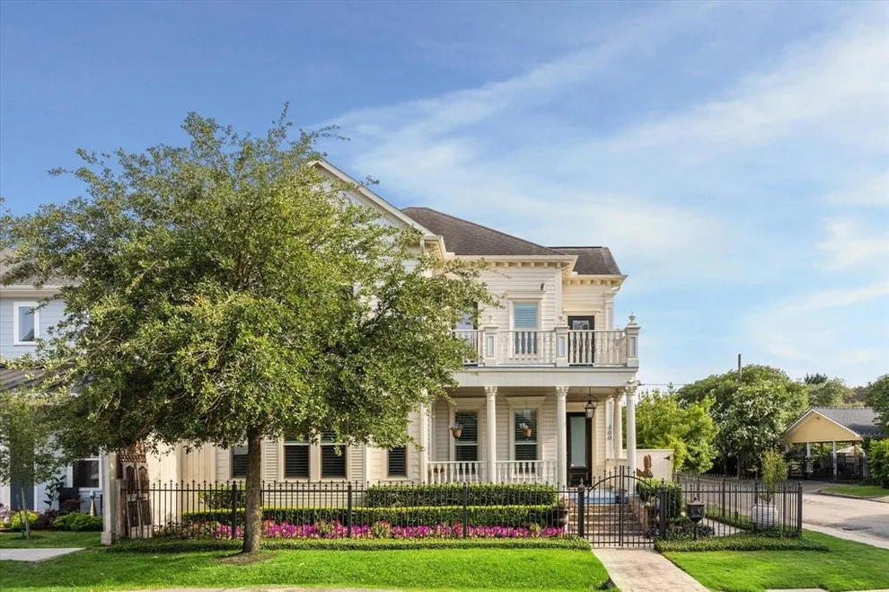 Unit for sale at 300 E 26th Street, Houston, TX 77008