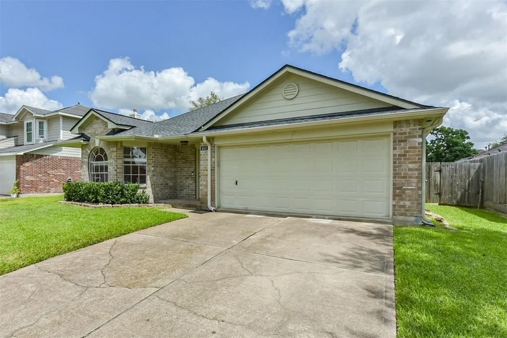 Unit for sale at 4511 Teal Glen Street, Pearland, TX 77584