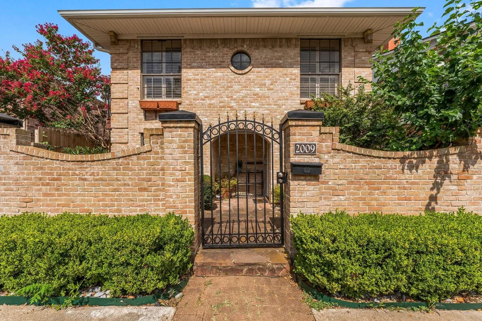 Unit for sale at 2009 Nantucket Drive, Houston, TX 77057