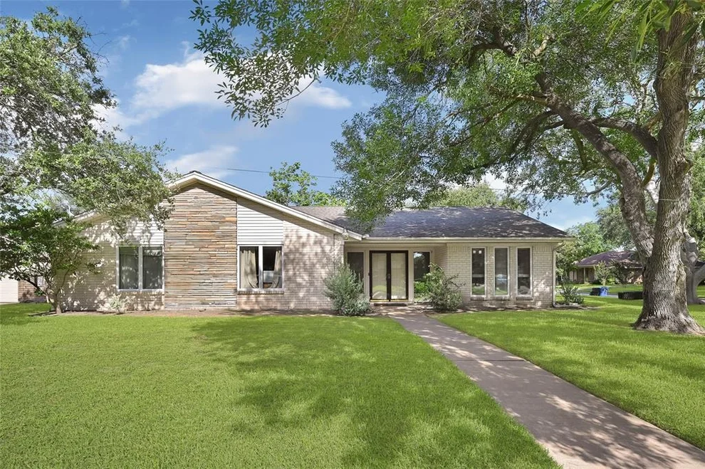Unit for sale at 1523 20th Avenue N, Texas City, TX 77590