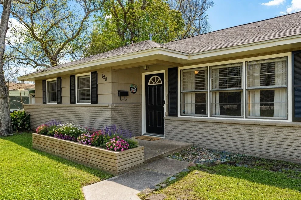 Unit for sale at 120 Palm Lane, Lake Jackson, TX 77566