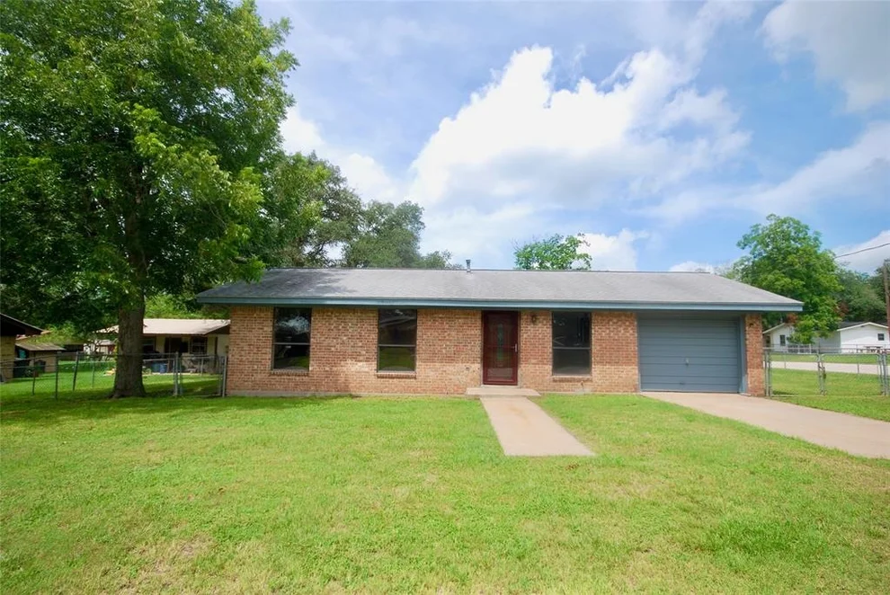 Unit for sale at 904 S Peck Street, Shiner, TX 77984